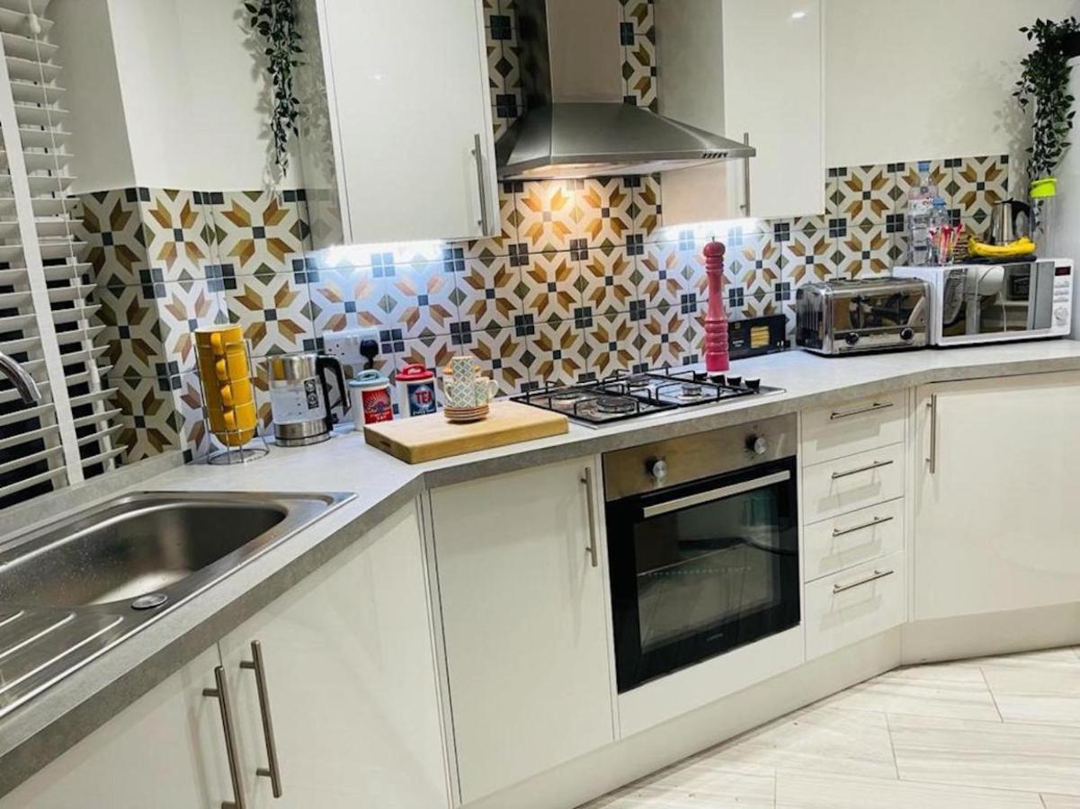 Bagshot Pennyhill Camberley Ascot Luxury 2 Beds 1 Bath Sleeps 4 Pets Ok Permit Parking Lägenhet Exteriör bild