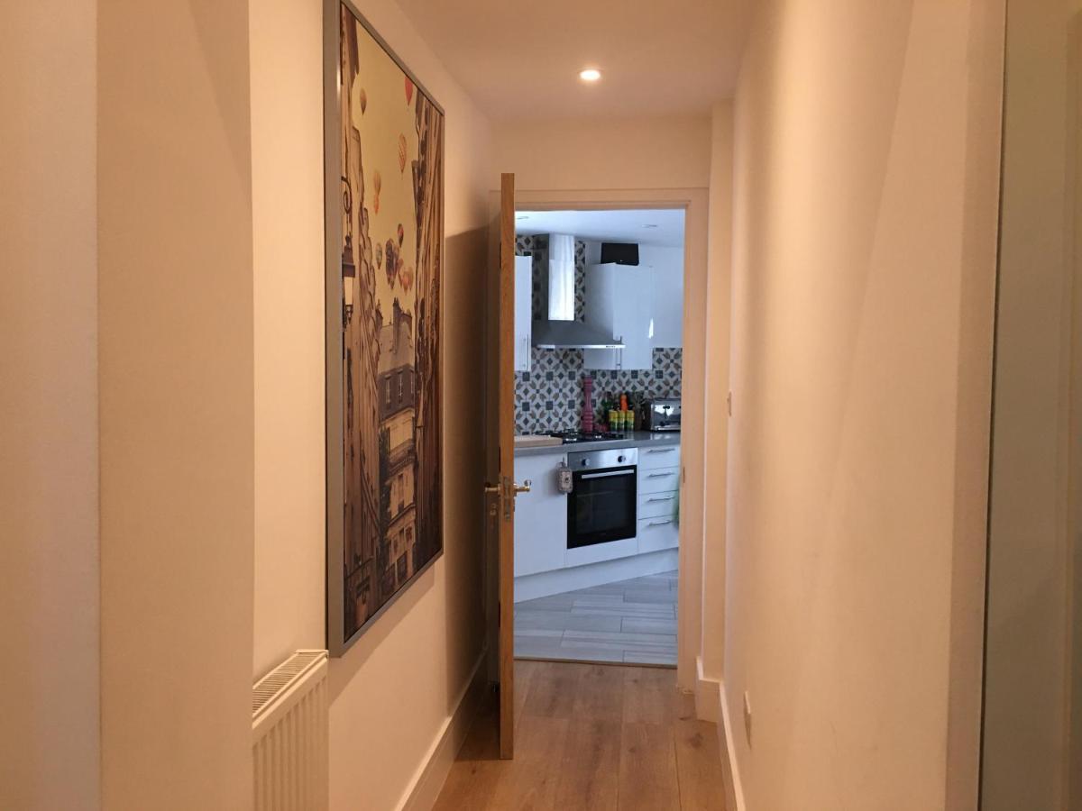 Bagshot Pennyhill Camberley Ascot Luxury 2 Beds 1 Bath Sleeps 4 Pets Ok Permit Parking Lägenhet Exteriör bild