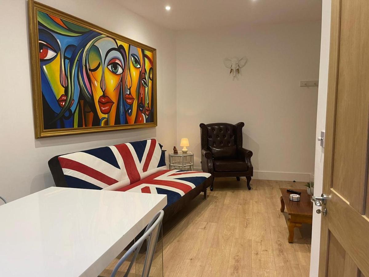 Bagshot Pennyhill Camberley Ascot Luxury 2 Beds 1 Bath Sleeps 4 Pets Ok Permit Parking Lägenhet Exteriör bild