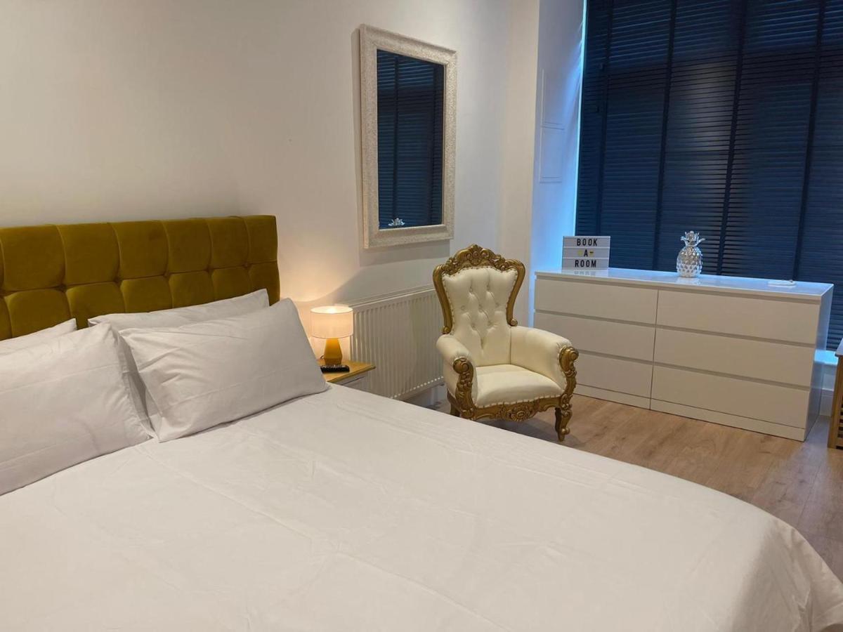 Bagshot Pennyhill Camberley Ascot Luxury 2 Beds 1 Bath Sleeps 4 Pets Ok Permit Parking Lägenhet Exteriör bild