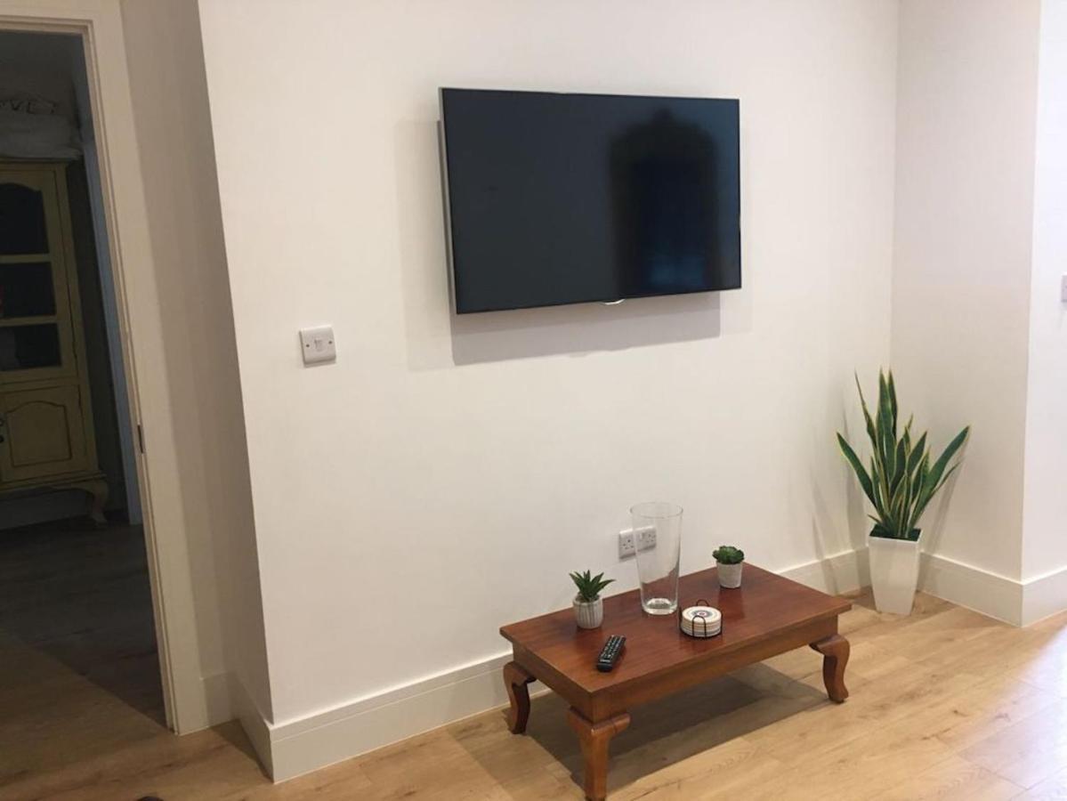 Bagshot Pennyhill Camberley Ascot Luxury 2 Beds 1 Bath Sleeps 4 Pets Ok Permit Parking Lägenhet Exteriör bild