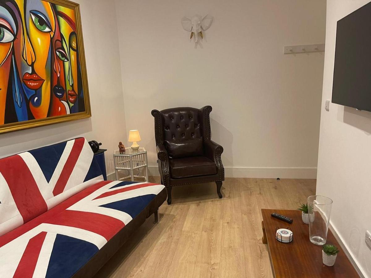 Bagshot Pennyhill Camberley Ascot Luxury 2 Beds 1 Bath Sleeps 4 Pets Ok Permit Parking Lägenhet Exteriör bild