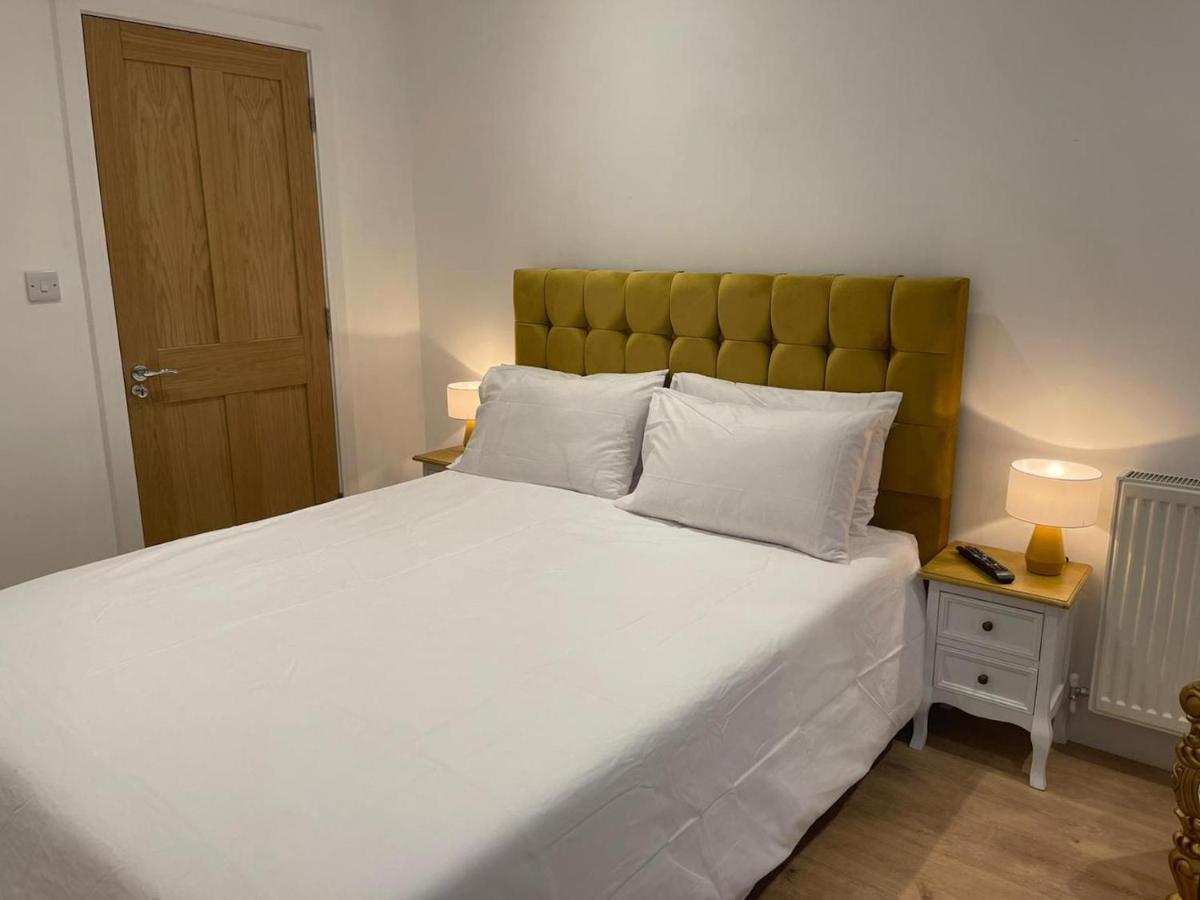 Bagshot Pennyhill Camberley Ascot Luxury 2 Beds 1 Bath Sleeps 4 Pets Ok Permit Parking Lägenhet Exteriör bild