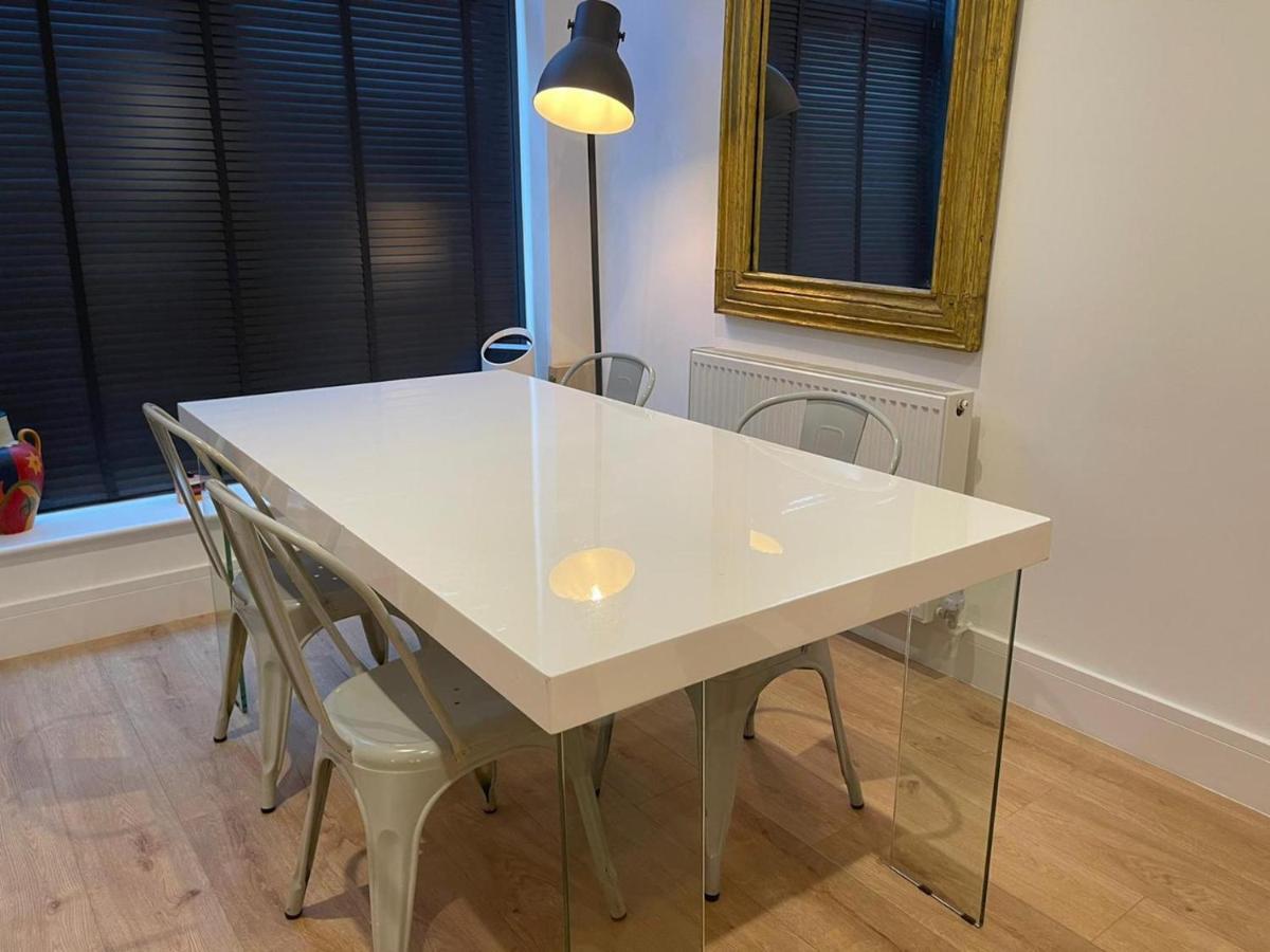 Bagshot Pennyhill Camberley Ascot Luxury 2 Beds 1 Bath Sleeps 4 Pets Ok Permit Parking Lägenhet Exteriör bild
